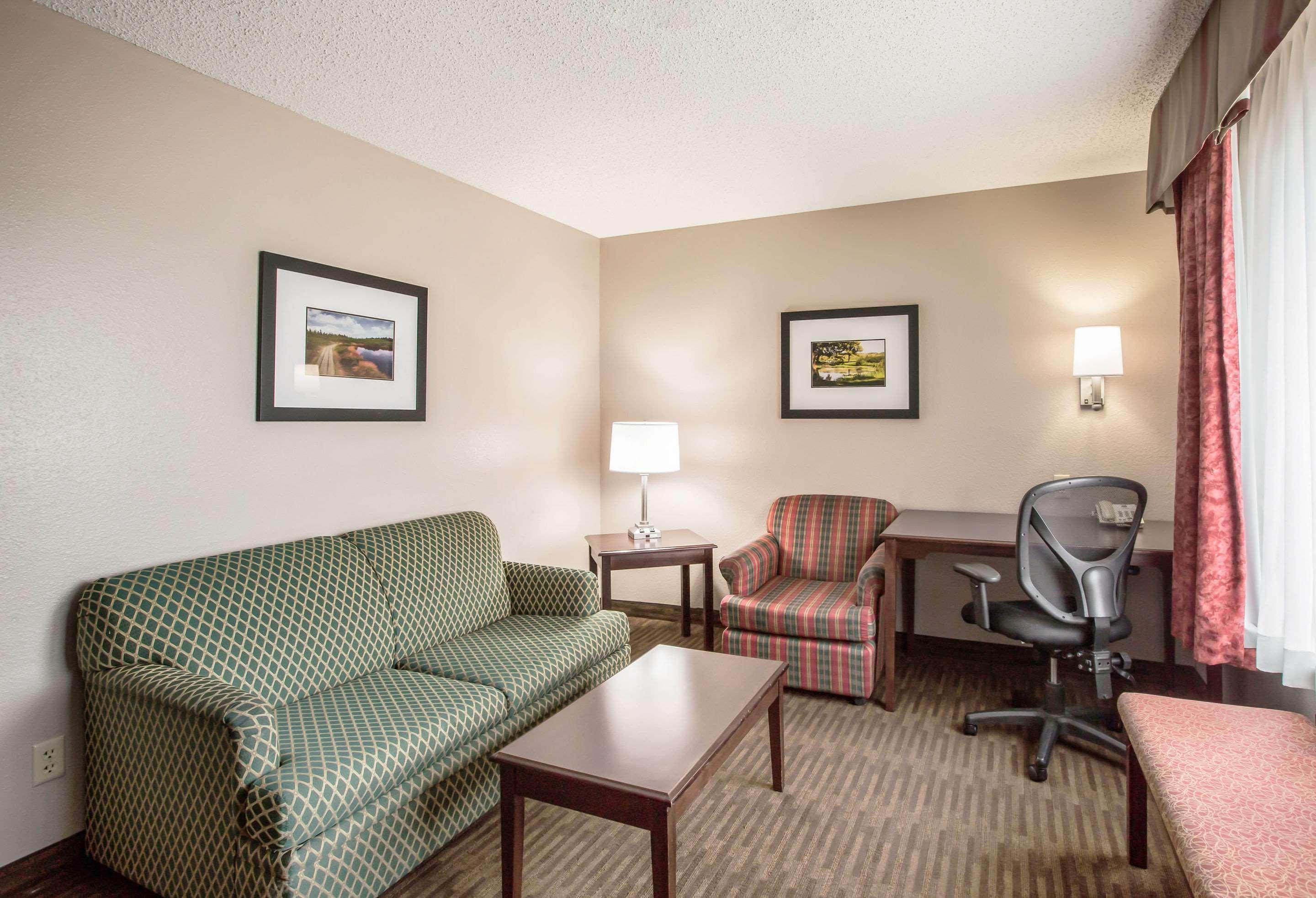 Quality Inn & Suites Lawrence - University Area Zewnętrze zdjęcie