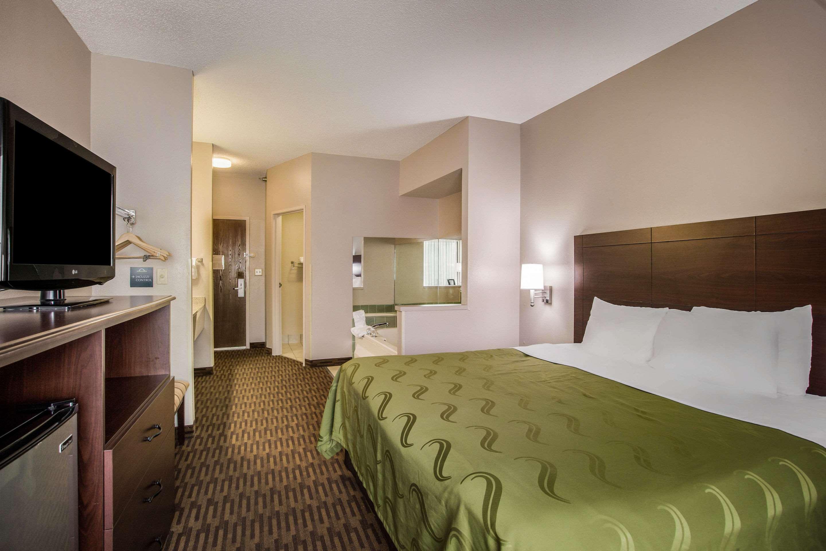 Quality Inn & Suites Lawrence - University Area Zewnętrze zdjęcie