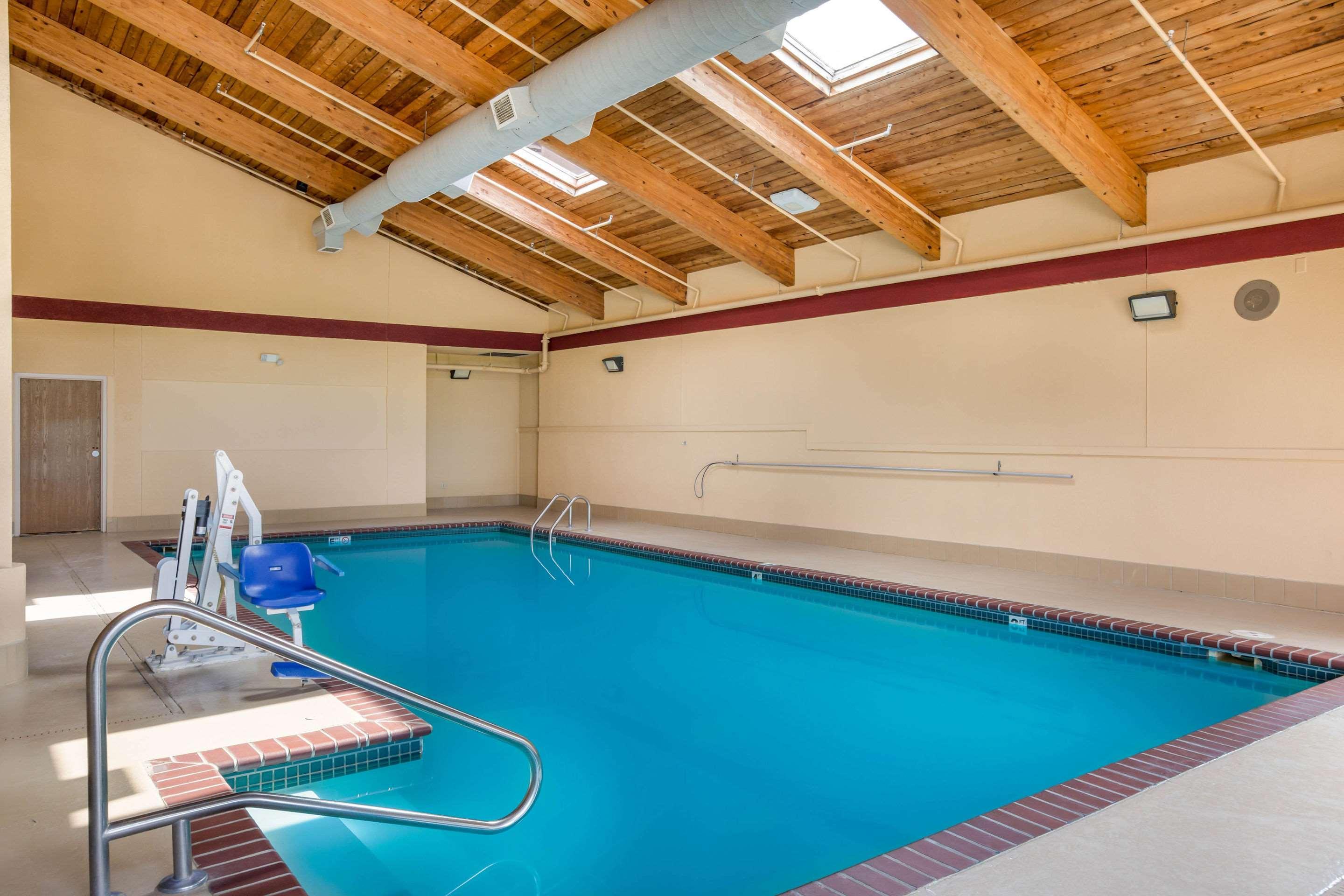 Quality Inn & Suites Lawrence - University Area Zewnętrze zdjęcie