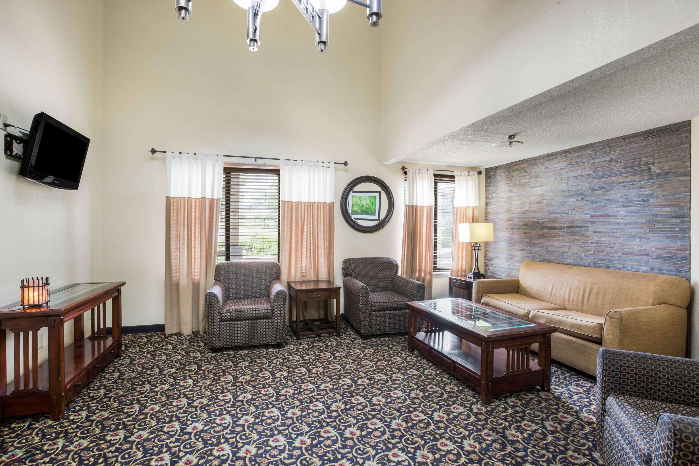 Quality Inn & Suites Lawrence - University Area Zewnętrze zdjęcie
