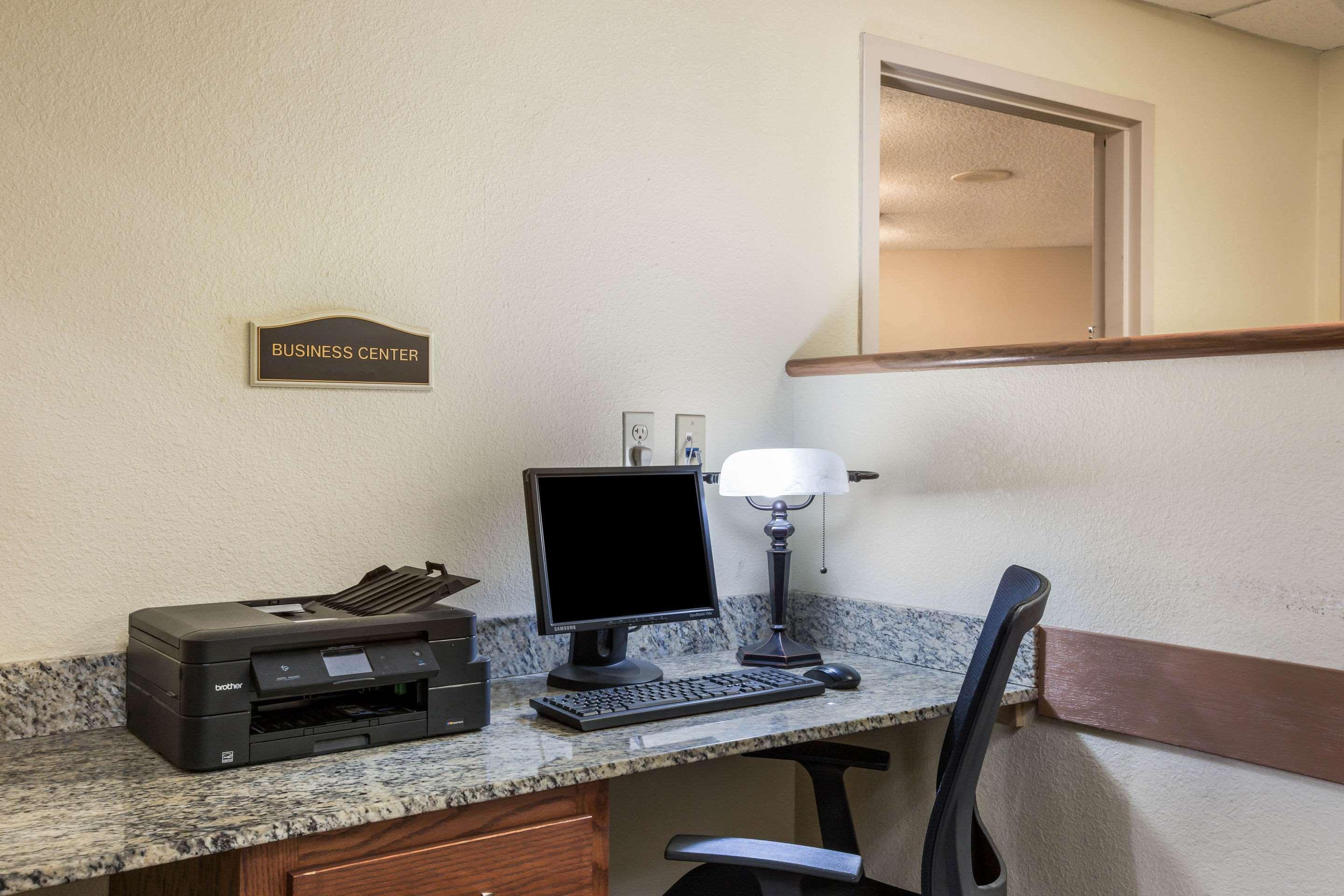 Quality Inn & Suites Lawrence - University Area Zewnętrze zdjęcie