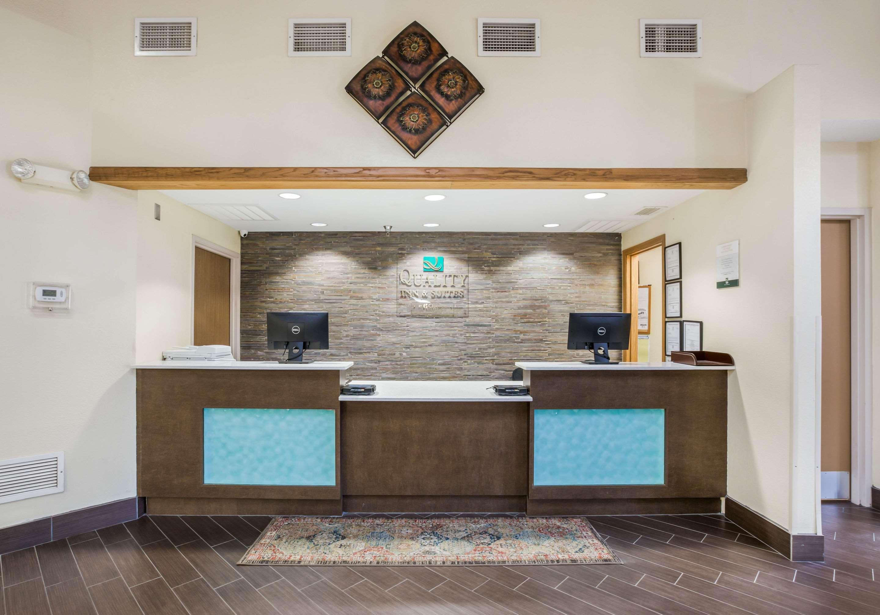 Quality Inn & Suites Lawrence - University Area Zewnętrze zdjęcie