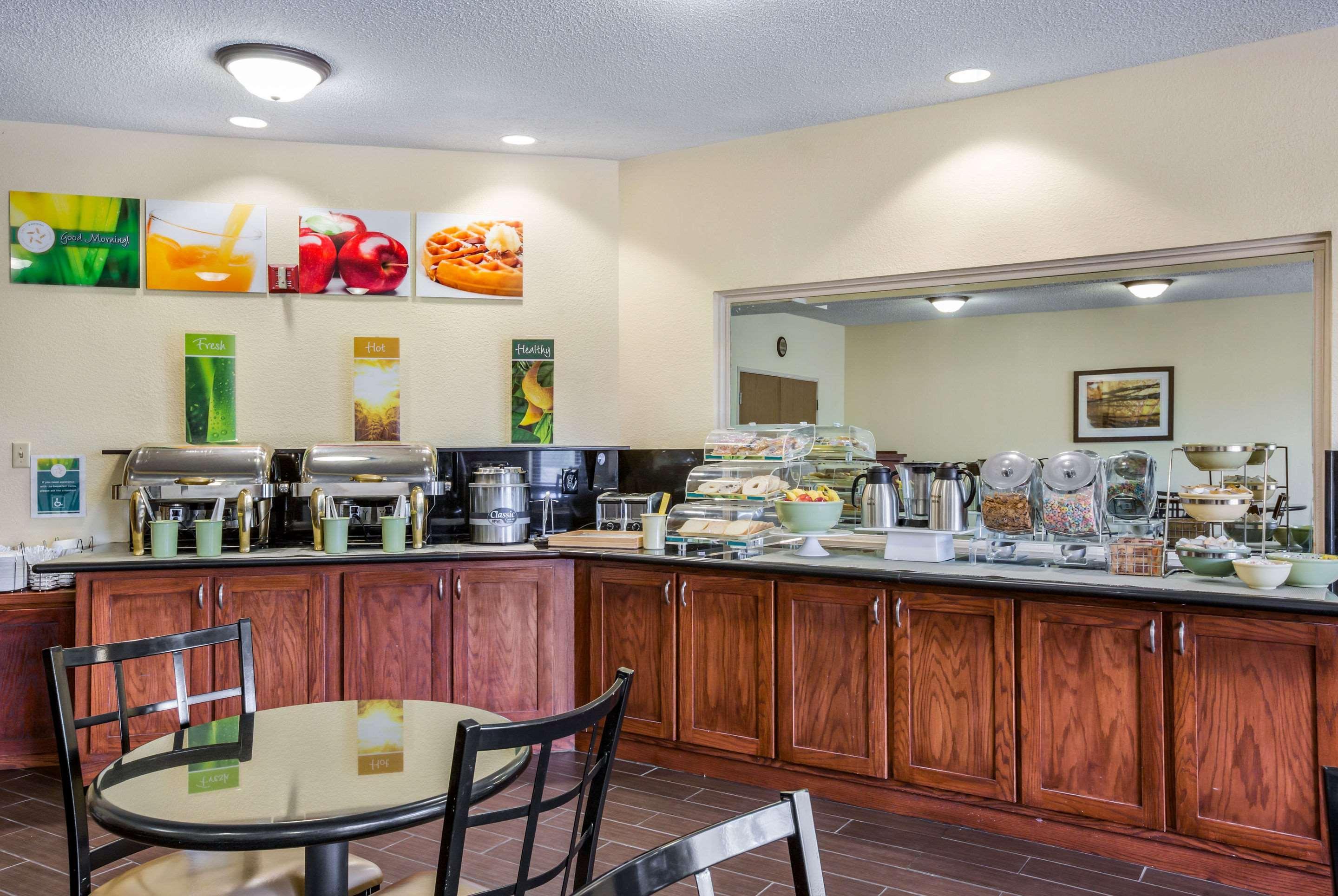 Quality Inn & Suites Lawrence - University Area Zewnętrze zdjęcie