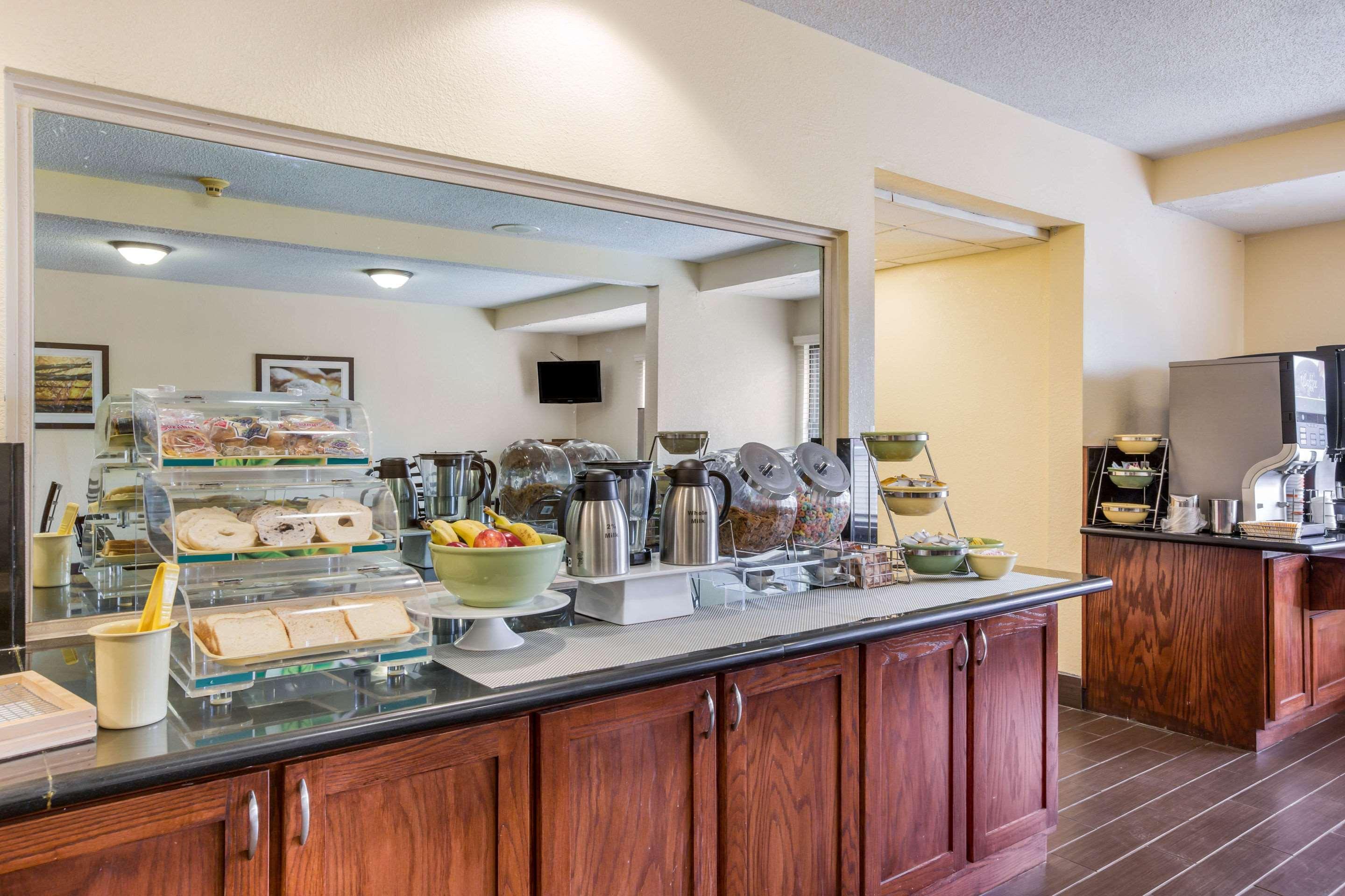 Quality Inn & Suites Lawrence - University Area Zewnętrze zdjęcie