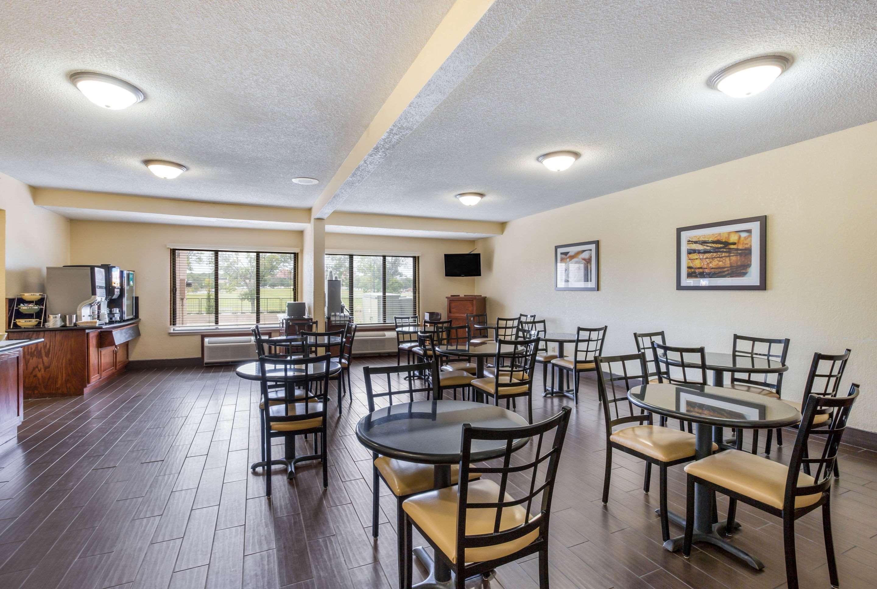 Quality Inn & Suites Lawrence - University Area Zewnętrze zdjęcie