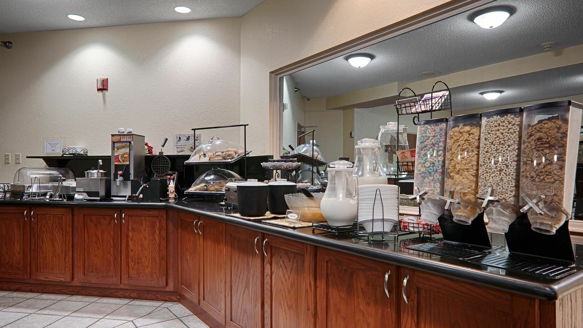 Quality Inn & Suites Lawrence - University Area Zewnętrze zdjęcie
