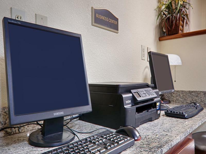 Quality Inn & Suites Lawrence - University Area Zewnętrze zdjęcie